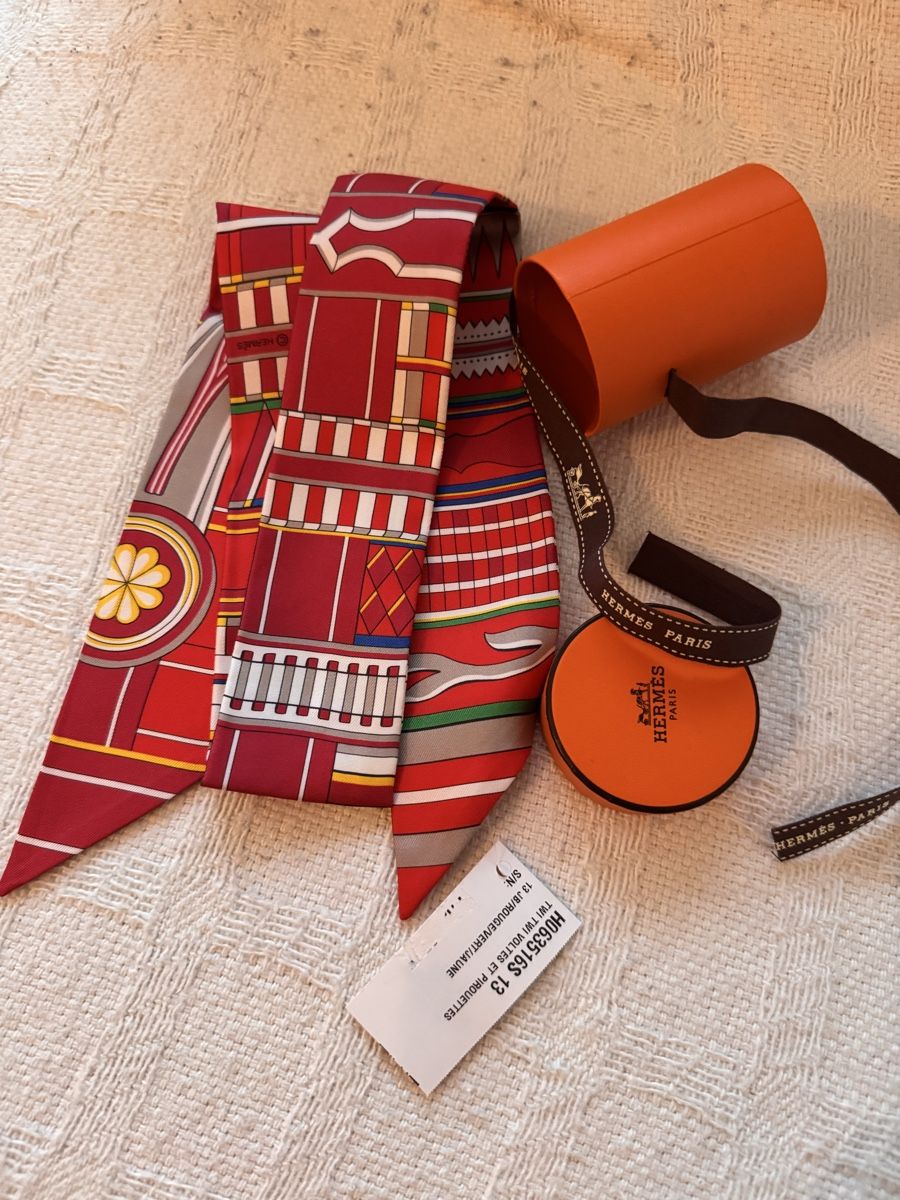 Hermès Foulards, Tücher & Schals: Hermès Twilly Voltes et Pirouettes – Neu und originalverpackt aus Genève von Allisgood 6