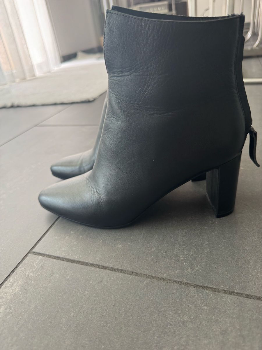 Scarpe da donna: Schwarze Leder Stiefeletten Grösse 38 – Nuovo (secondo la descrizione) da Olten venduto da bir_k96n 1