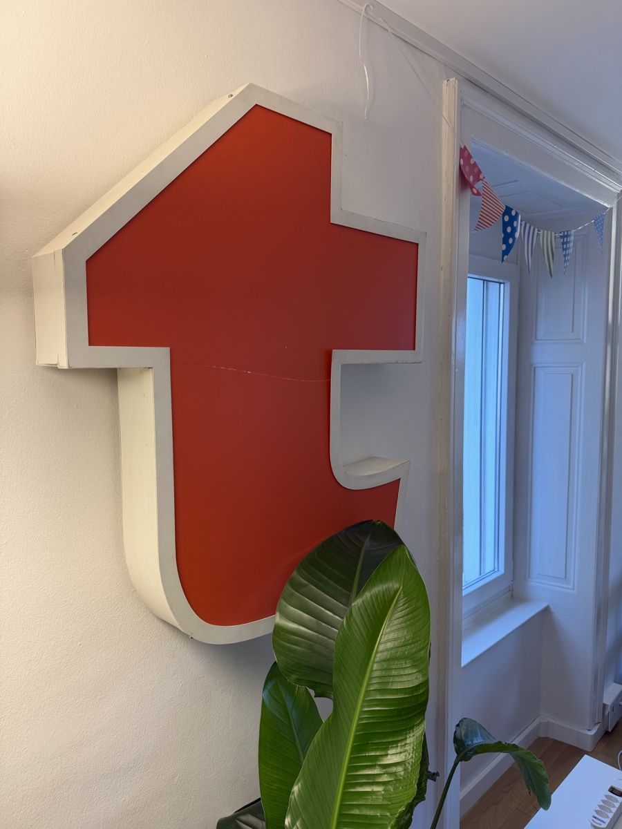 Tutte le decorazioni: Grosser Neon Buchstabe – Usato da Affoltern am Albis venduto da nickerchen