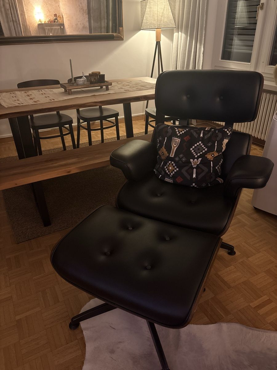 Poltrone: Lounge Chair with Ottoman – Usato da Zürich venduto da Ashley2024