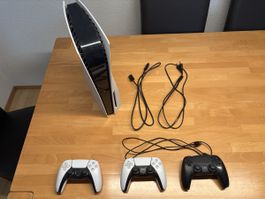 PlayStation 5 Konsole mit drei Controllern gebraucht