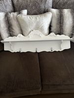 Wandregal mit Haken weiss dekoriert guter Zustand