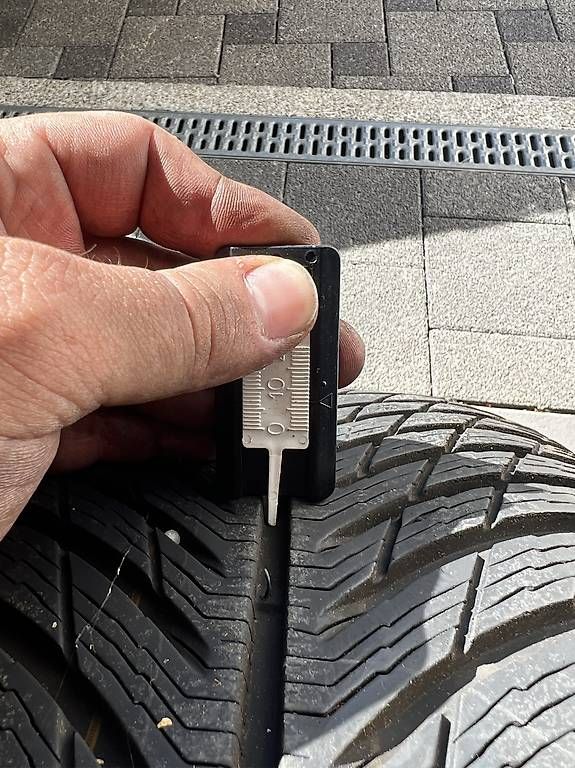 Pneumatici & Ruote complete: 245/45 R19 Winterreifen – Usato da Sursee venduto da gas_8n5t 4