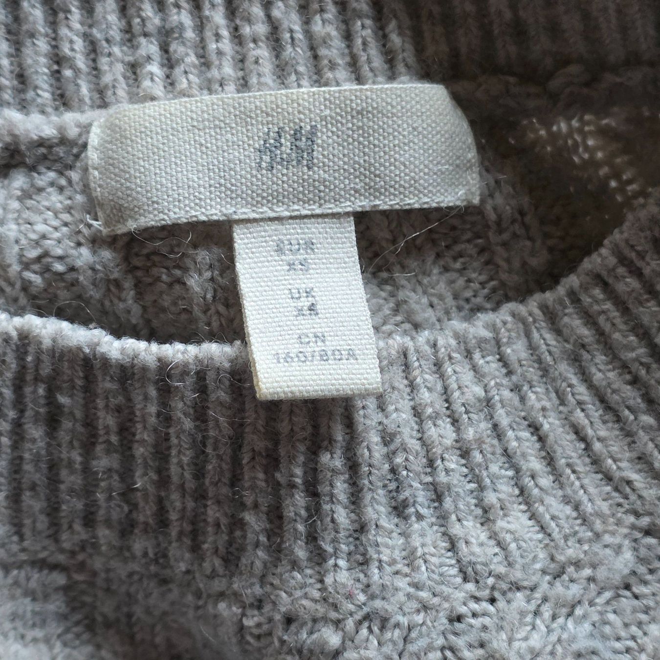H&M Maglioni & Felpe: 🐸 H&M PULLOVER XS GRAU RIPPSTRICK KUSCHLIG – Usato da Môtier (Vully) venduto da Frogs 7