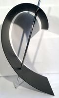 Skulptur Metall schwarz auf Ständer