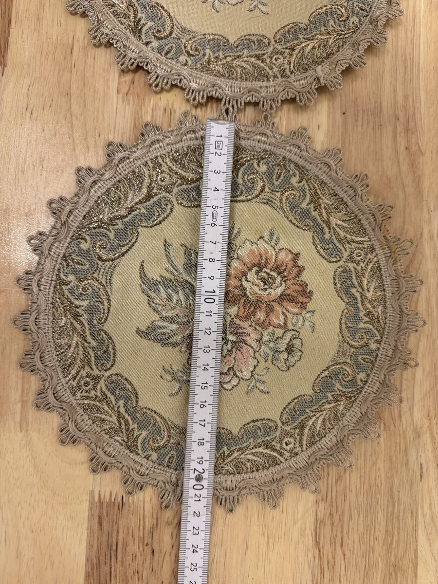 Set di tavolo e panche: 2 Tischsets rund mit Blumenmuster und Spitze  – Usato da Birsfelden venduto da inf_l2yy 1