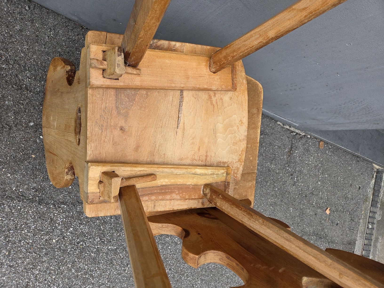 Sedie: Zwei Stabellen-Holzstühle mit Schnitzerei..Top – Usato da Stans venduto da Ducati16 6