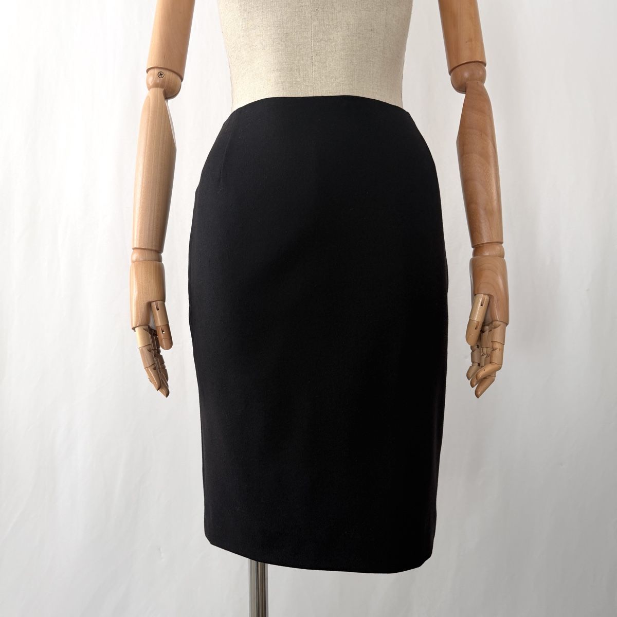Akris Gonne: AKRIS New Wool Skirt – Nuovo (secondo la descrizione) da Emmen venduto da Colette-Juliette