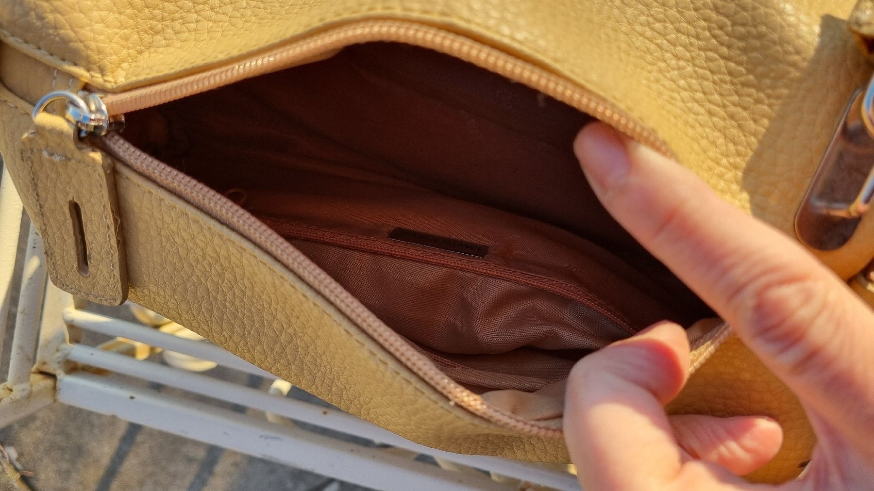 Sacs femmes: Sac à main – D'occasion à Corbeyrier par Lalaland99 1