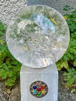 Bergkristallkugel 9cm auf Selenitständer mit Chakra-Symbol✨