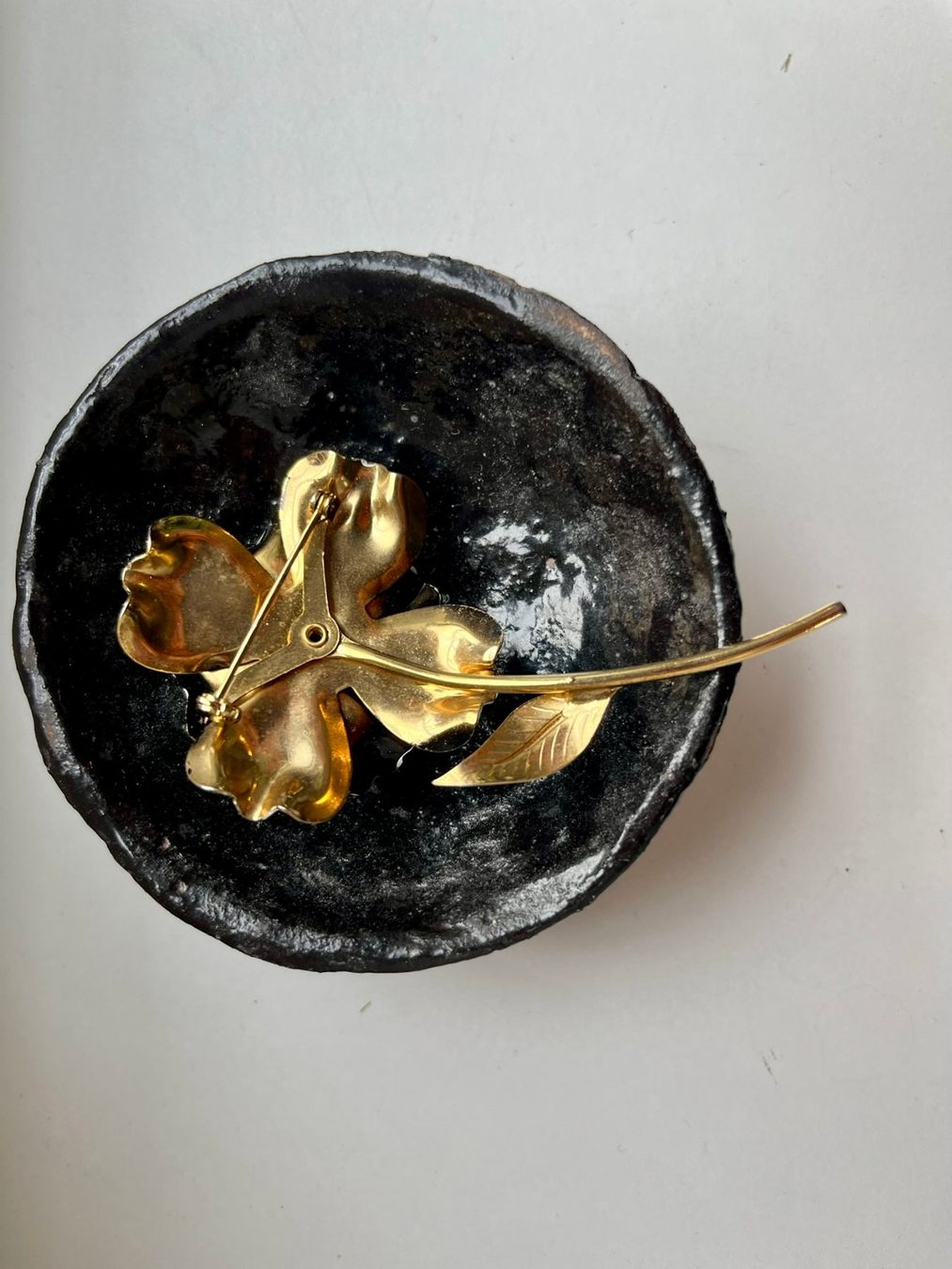 Spille & Fermagli: Elegante Vintage-Brosche, Blume mit Emaille – Usato da Wädenswil venduto da Aniares2 4