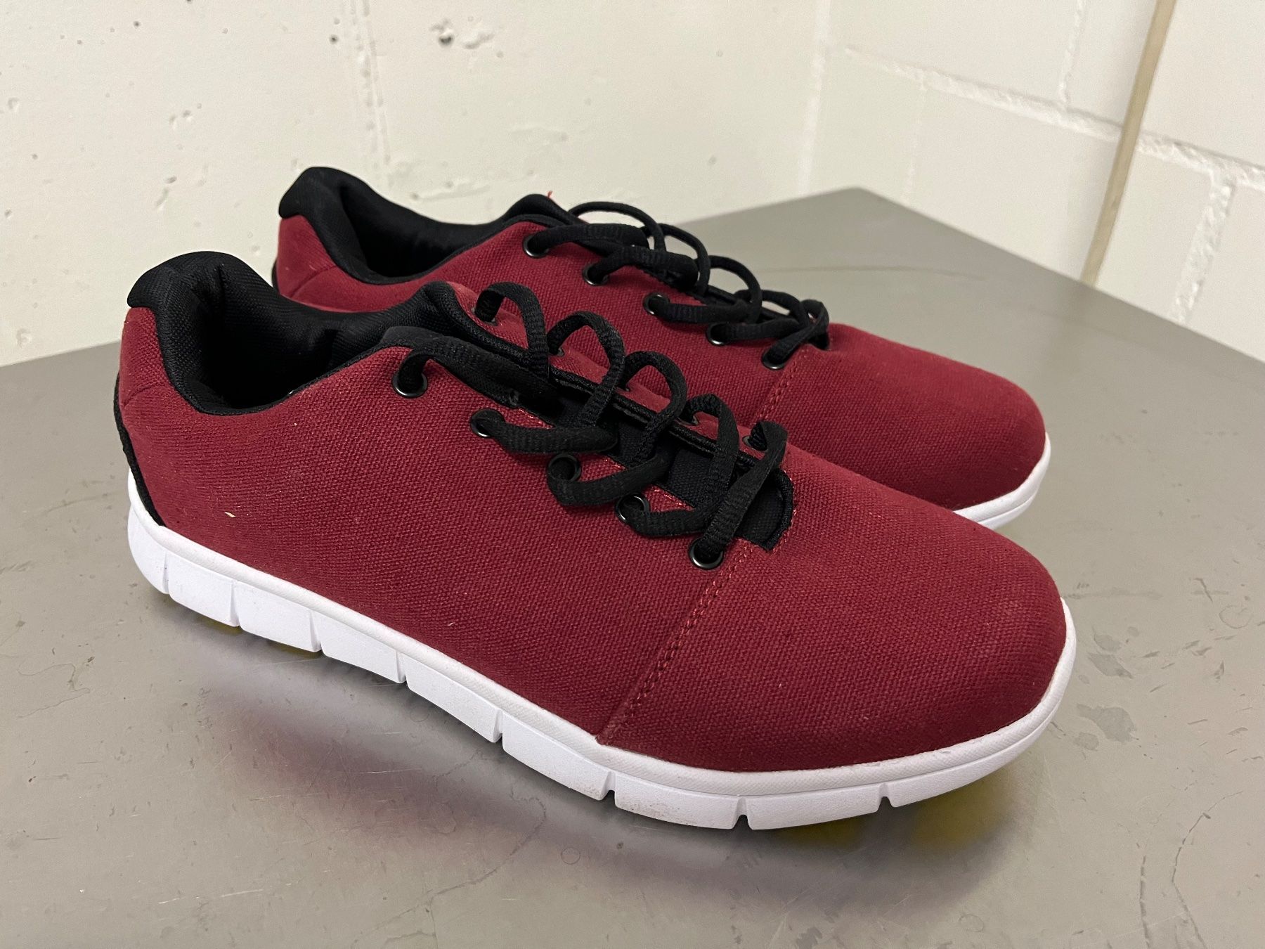 Chaussures hommes: NEU Oli sneakers 43 – Neuf avec emballage d'origine à Zürich par Ane-g