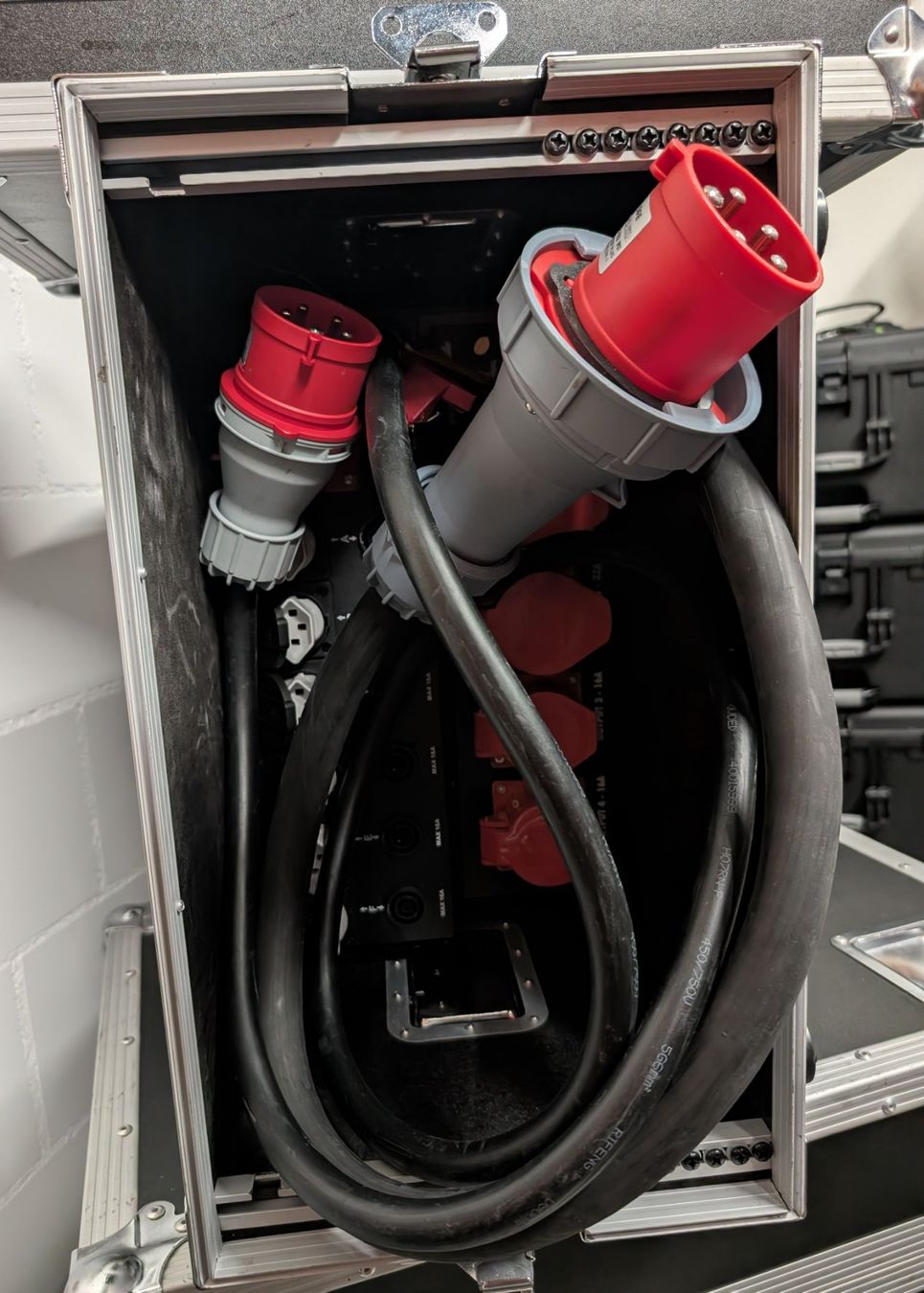 Alimentation électrique: 2x Stromverteiler in Rack 6HE eingebaut – D'occasion à Leutwil par Rcmluepu 2