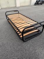 Schönes Metallbett mit ausziehbarem Unterbett