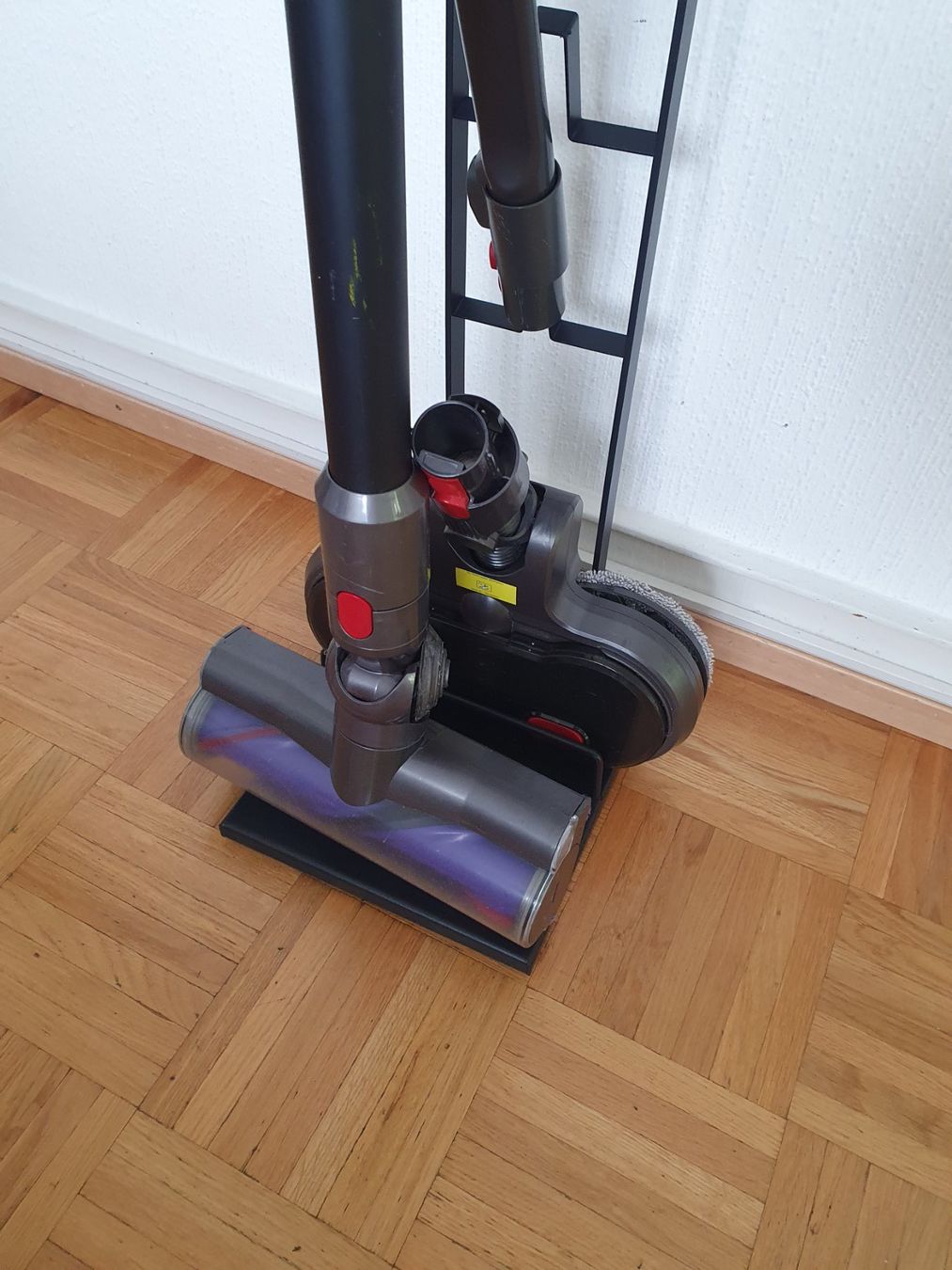 Dyson Aspirapolveri & Accessori: Dyson V10 avec stations de rangement – Usato da Prilly venduto da RoDyRe 5