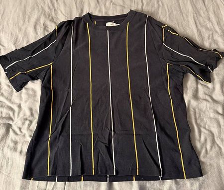 Schwarzes T-Shirt mit Streifen 