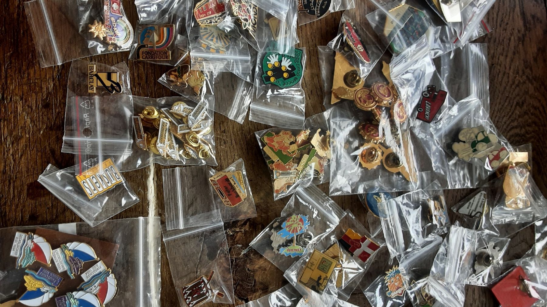 Swiss Placchette & Badge: pin’s divers – Nuovo e nell'imballaggio originale da Neuchâtel venduto da wyl_zxp8 2