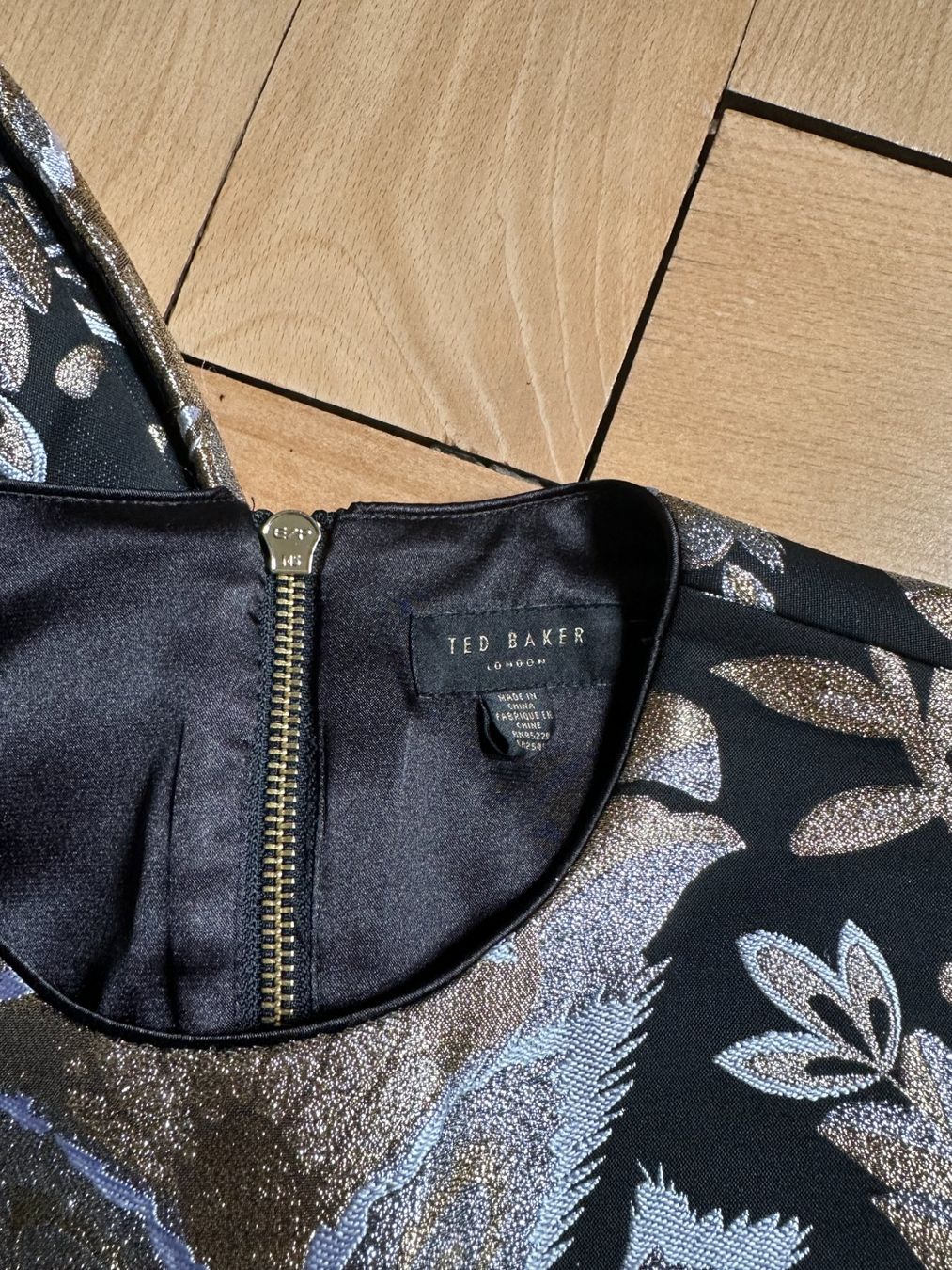 Ted Baker Robes: TED BAKER - Brokat Etuikleid schwarz gemustert XS – D'occasion à Zürich par Diazaio 3