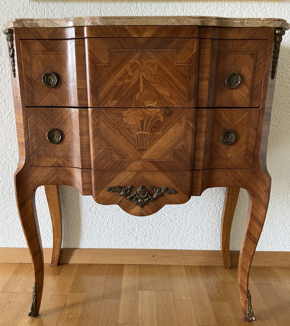 Cassettiere: Kommode Barock-Stil aus Rosenholz mit Marmorplatte – Usato da Pfäffikon SZ venduto da Opus 3