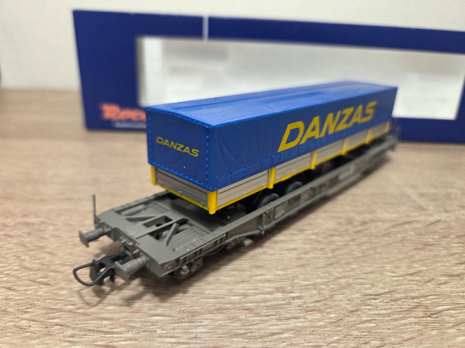 Roco Modellini di ferrovie: Roco 66714 Containerwagen Danzas SBB H0 – Nuovo e nell'imballaggio originale da St-Aubin-Sauges venduto da Lo_Go 2