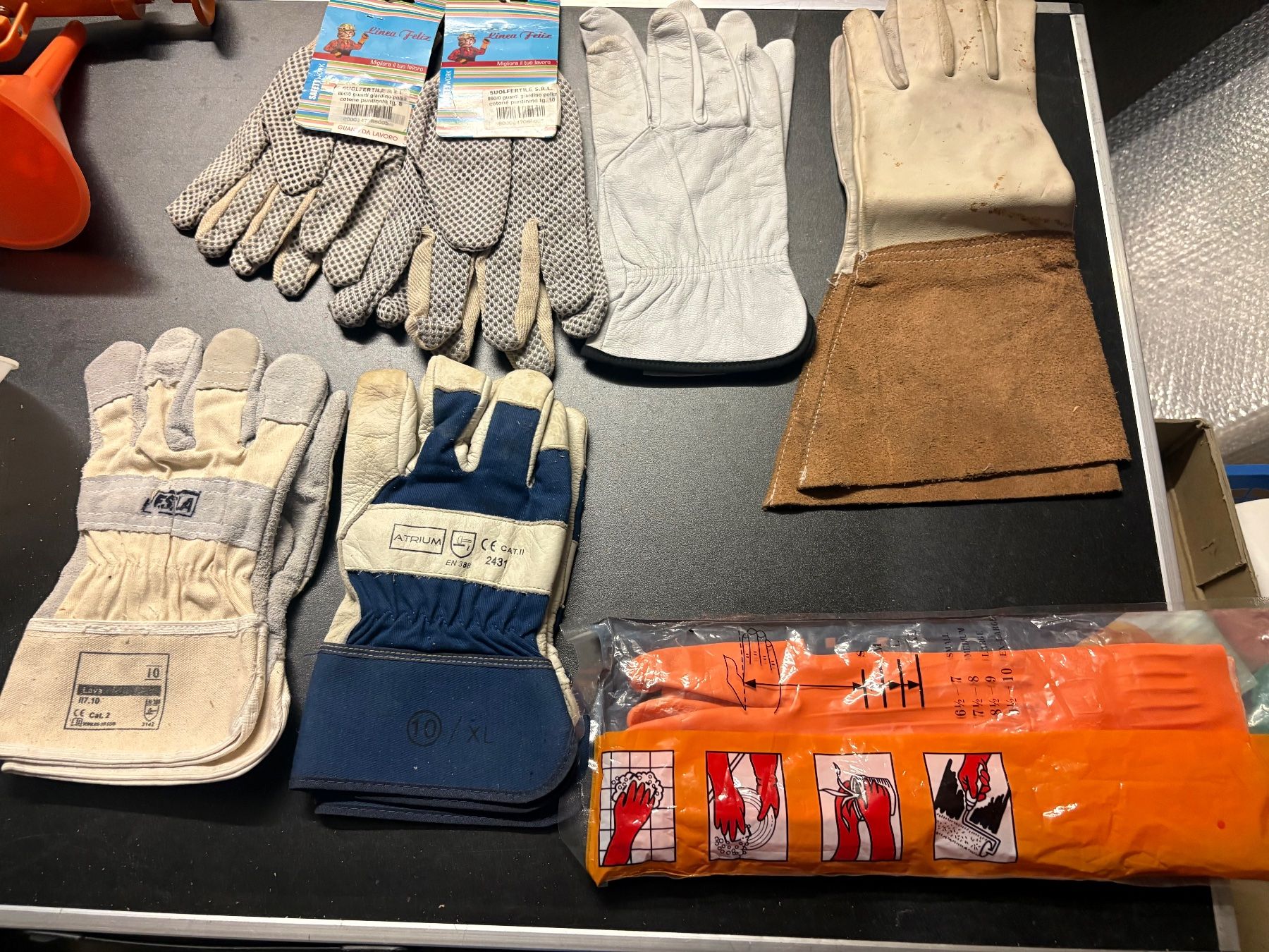 Guanti & manicotti: Diverse Handschuhe und Trichter Konvolut – Usato da Frick venduto da Rukki 1