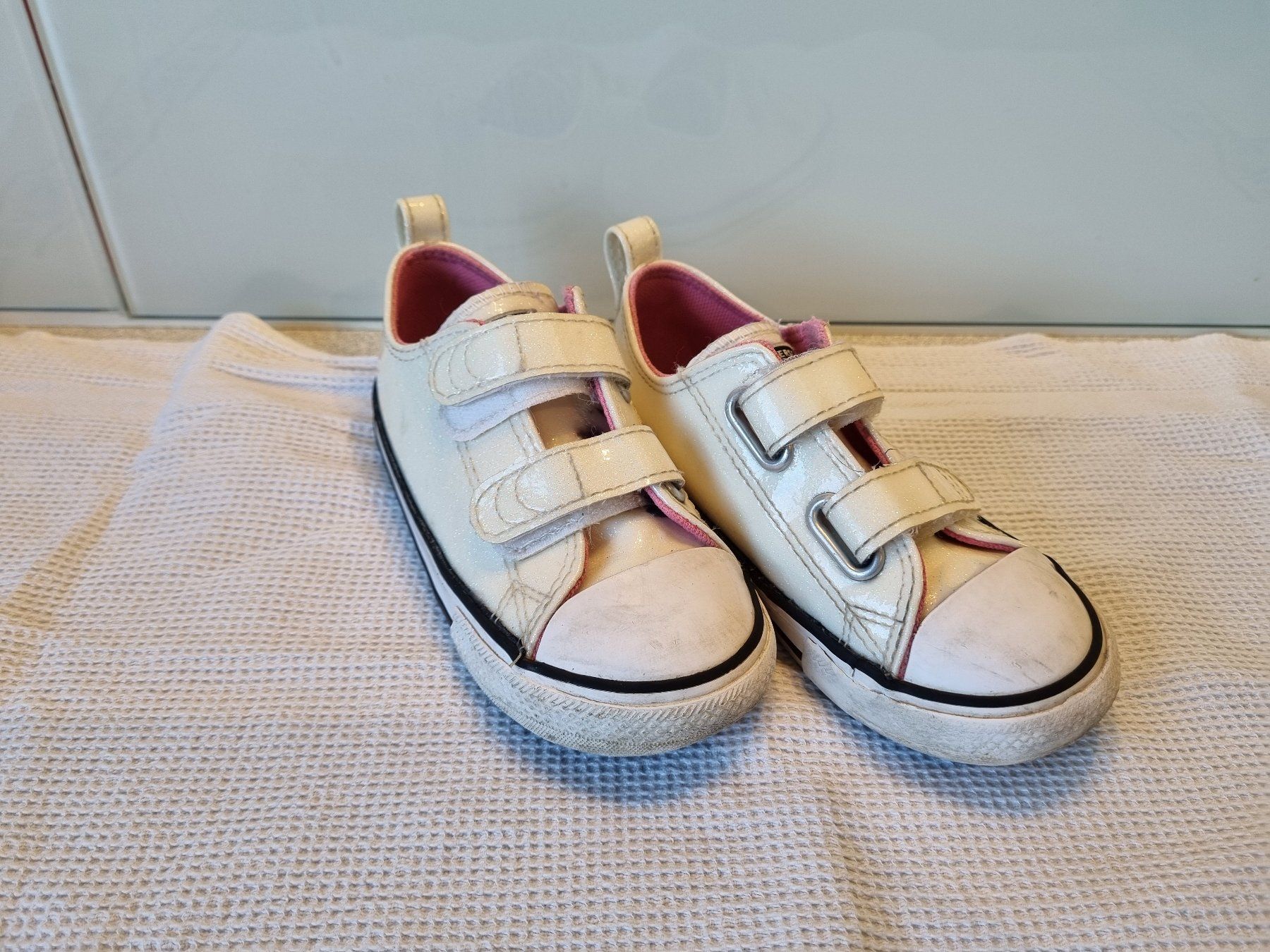 Converse Scarpe per ragazze: Converse Sneaker, weiss/glitzrig. Grösse 25 – Usato da Hinterkappelen venduto da Anbal
