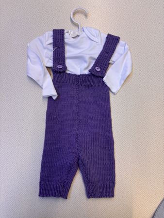 Baby Set Latzhose gestrickt mit Body violett neuwertig