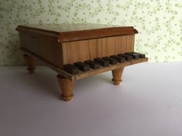Antikes Klavier für die Puppenstube