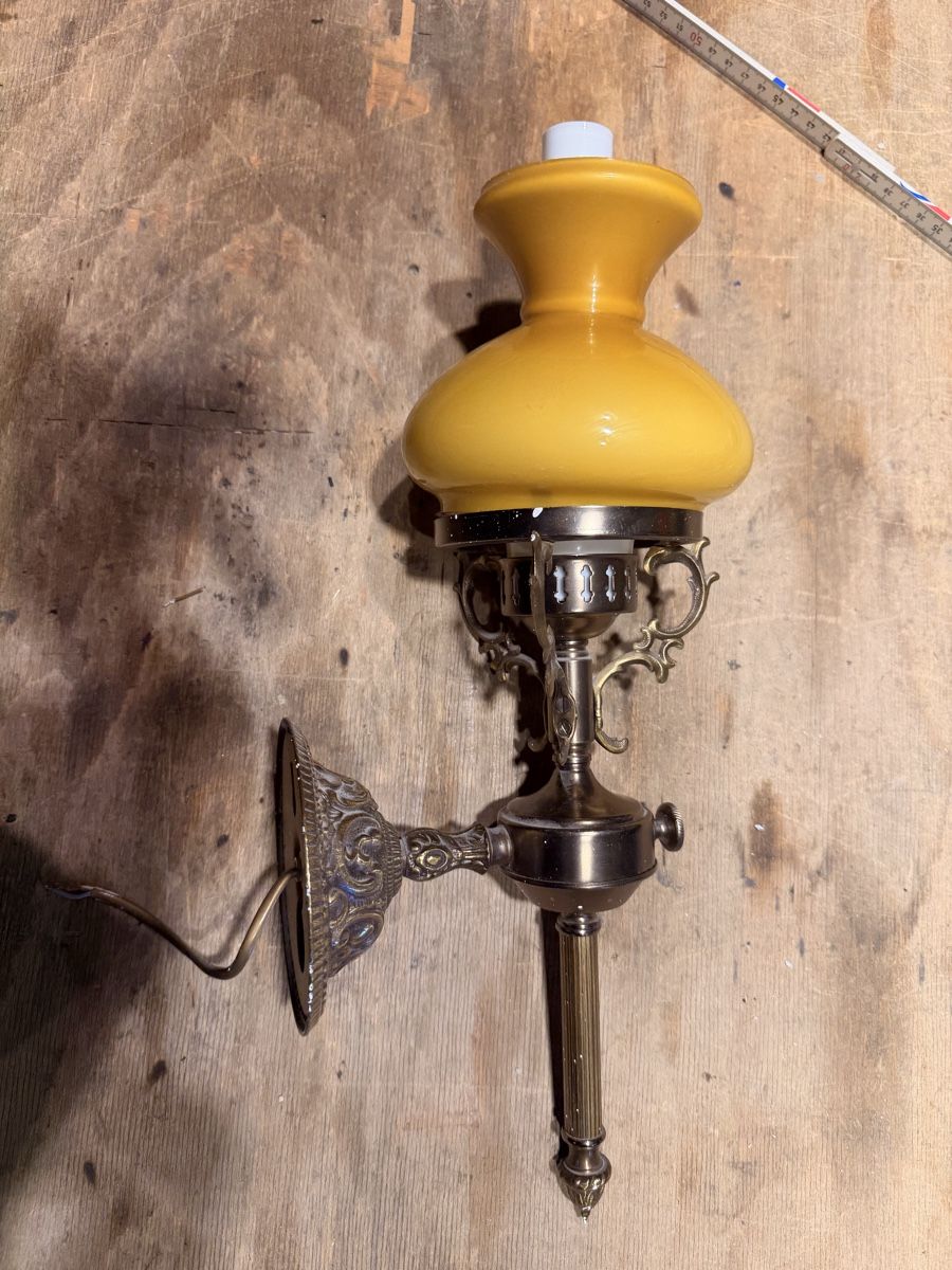 Lampade: Wandlampe Messing Glas Gelb Antik – Usato da Bolligen venduto da Deltadelta_0