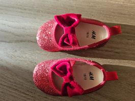 Ballerinas im Glitzer-Look