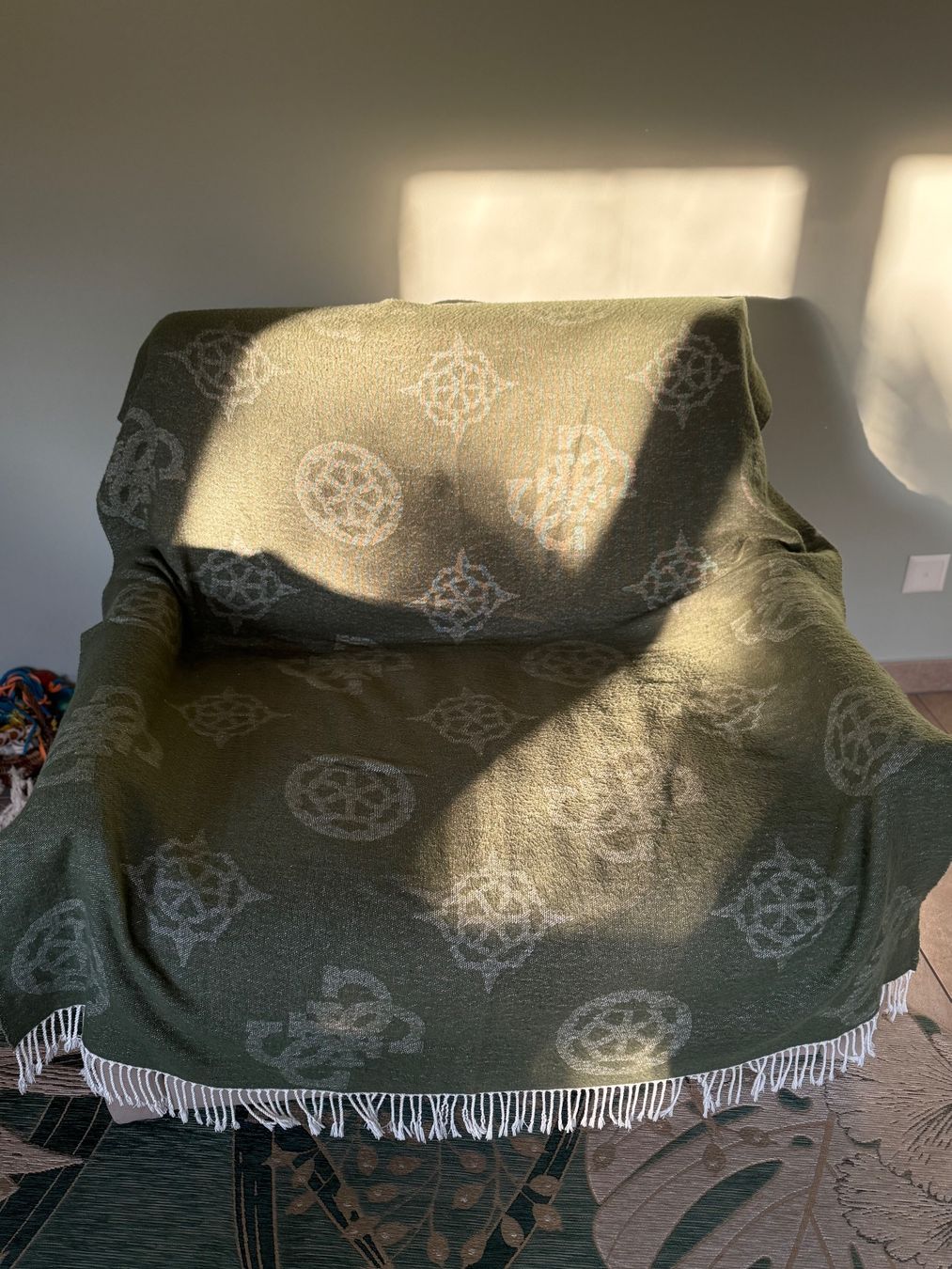 Coperte: Coperta della Guess nuova – Nuovo e nell'imballaggio originale da Davesco-Soragno venduto da dai_925z