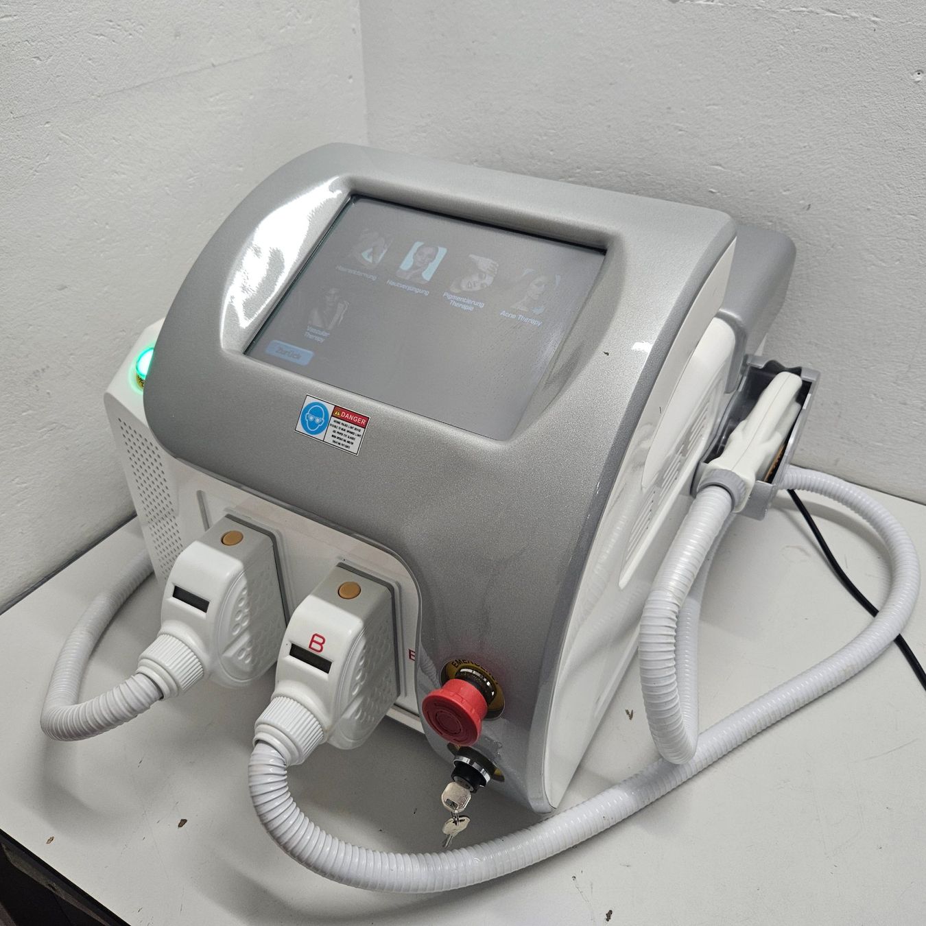 Attrezzature mediche: Professionelles SHR + IPL Gerät – Usato da Niederdorf venduto da LeptonAG_Labor