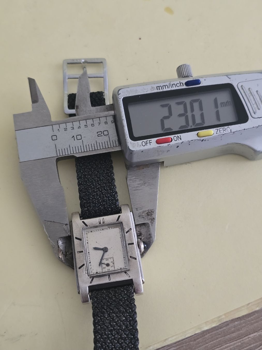 Swiss Orologi: Montre bracelet rectangulaire argent .swiss  – Usato da Grand-Lancy venduto da Montre-Swiss 8