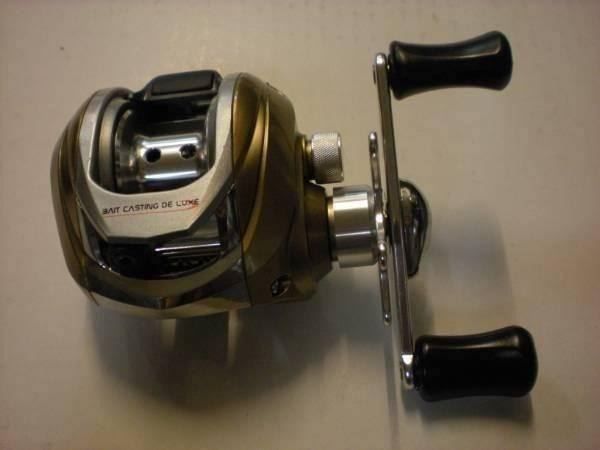 Tamburi & Mulinelli: Moulinet Bait Casting De Luxe – Nuovo e nell'imballaggio originale da Fribourg venduto da versus702
