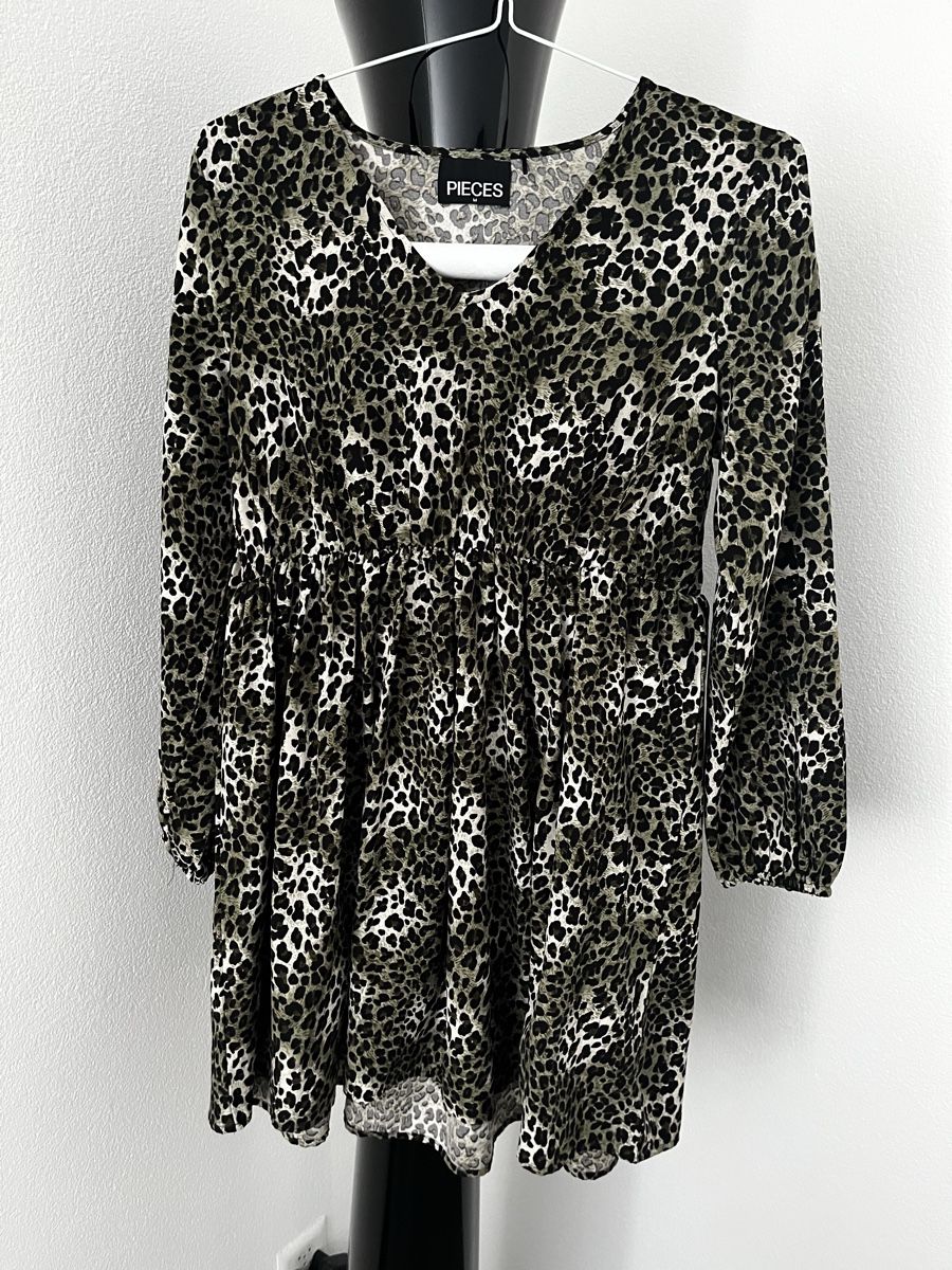 Pieces Kleider: Kleid Gr. M Leopardmuster weiss/schwarz/olivegrün – Gebraucht aus Hinwil von dire07