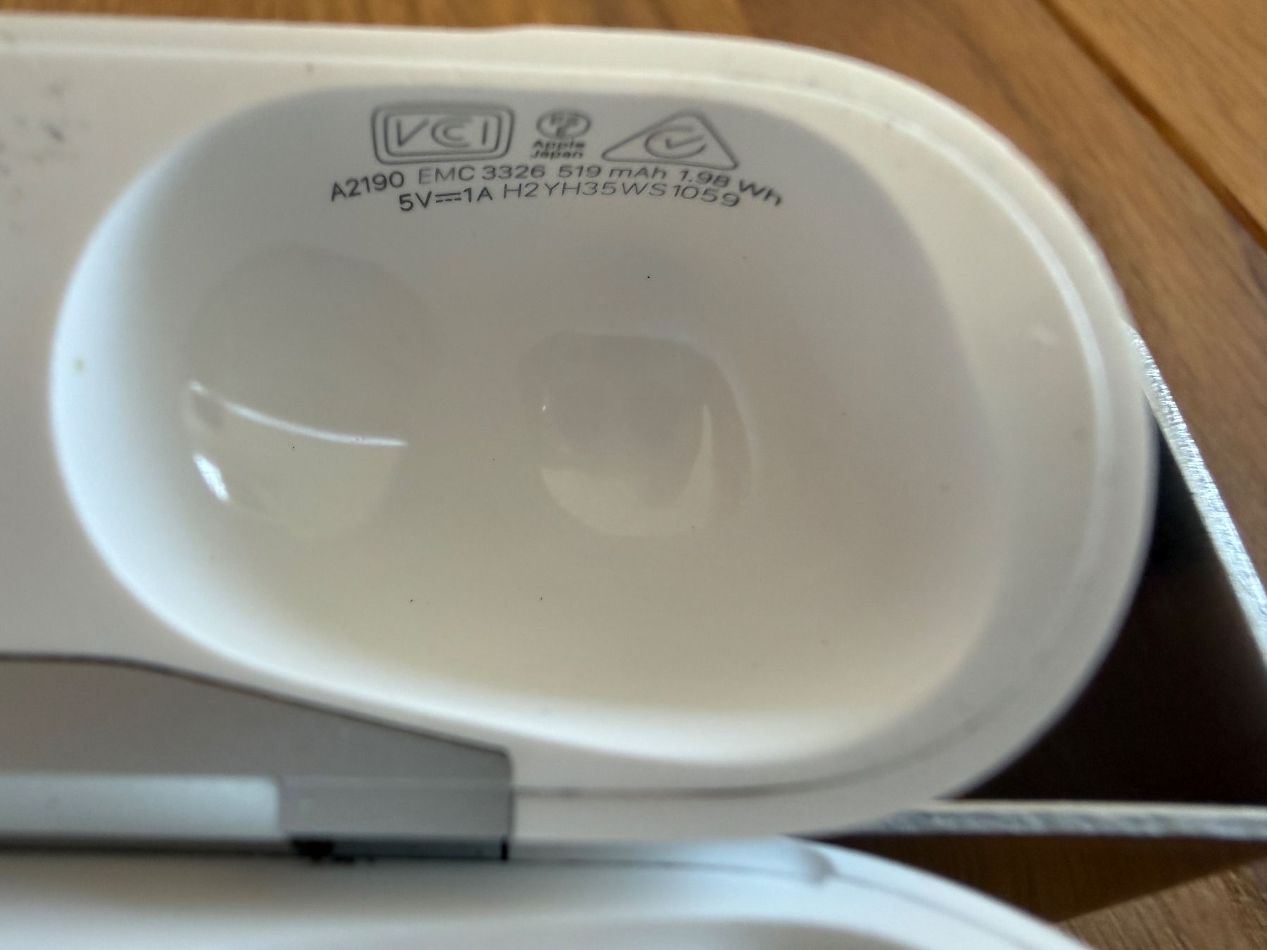 Apple Cuffie: APPLE AirPods Pro 1 Charging Case – Usato da Lausanne venduto da Nine1982 3