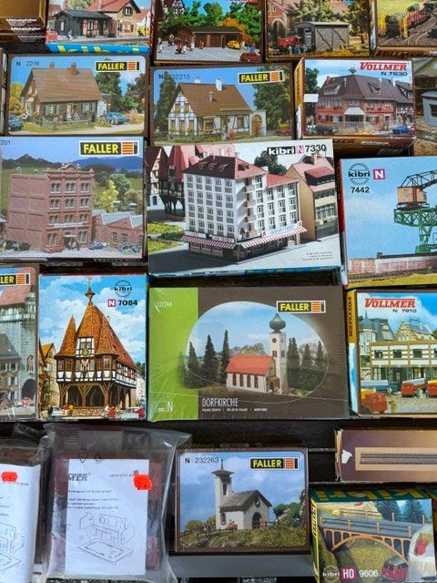 Vollmer Modellini di ferrovie: Modellbahn, riesiges Gebäude Set, Spur N – Nuovo e nell'imballaggio originale da Bütschwil venduto da Pakeba 2