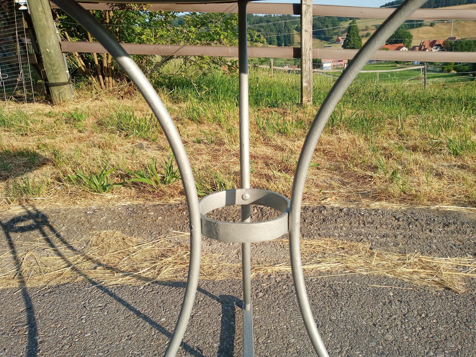 Tische: Antiker runder Gartentisch aus Metal – Gebraucht aus Prez-vers-Siviriez von Monija70 3