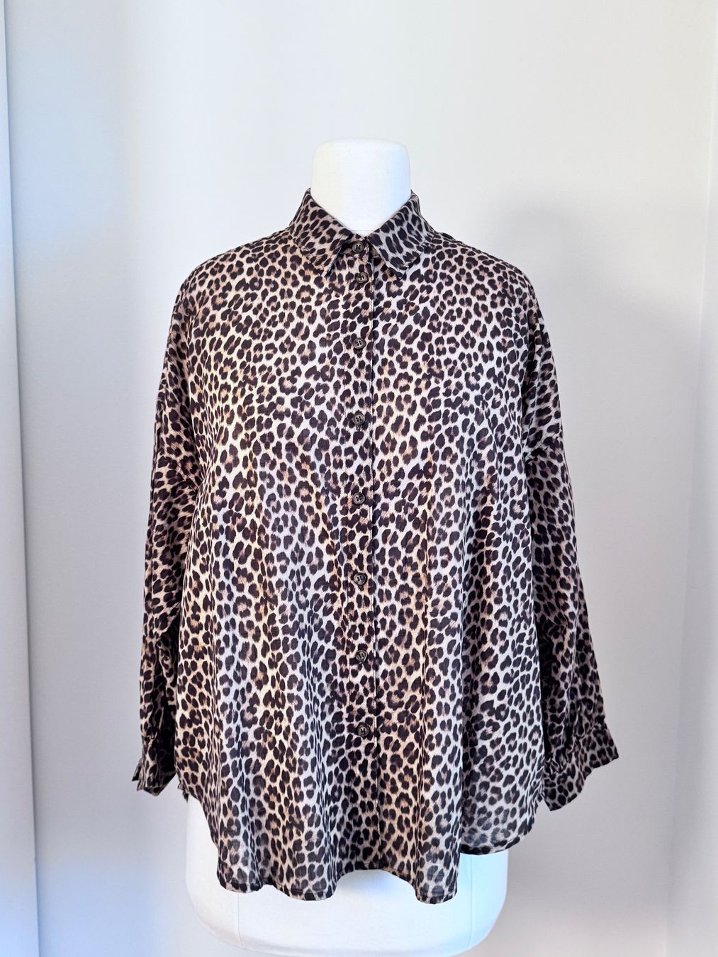 Chemisiers: Bluse Leoprint von Hod – Neuf (Voir description) à Mörschwil par Mirka019