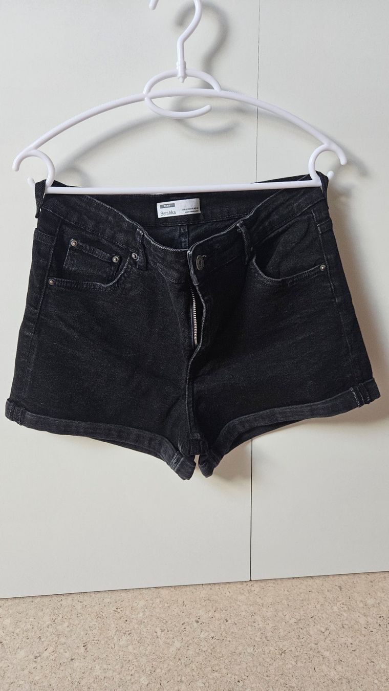 Bershka Jeans: Jeans-Shorts, schwarz – Gebraucht aus Münchenbuchsee von Yothu