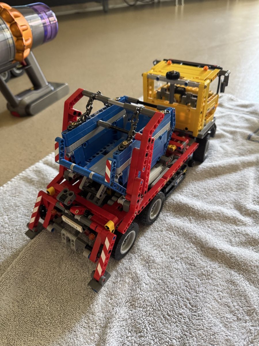Lego Spielzeuge: Lego Technic Container Truck 42024 – Gebraucht aus Rümlang von MR8 7