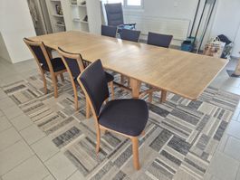 Holztisch mit 6 Stühlen