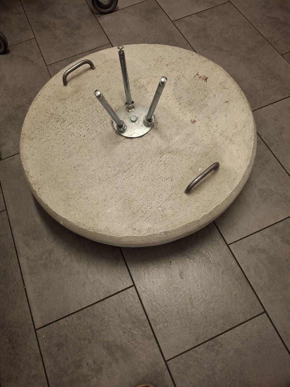 Steine & Dachziegeln: Beton Sockel – Gebraucht aus Bern von Sahlenweidli 1