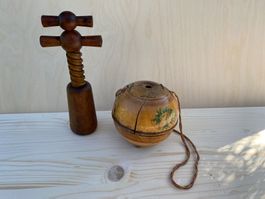antiker Zapfenzieher und Schnurbox aus Holz