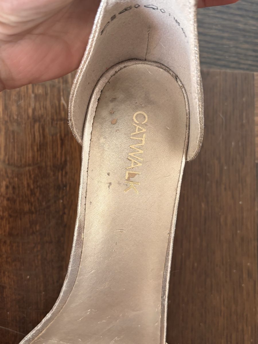 Scarpe da donna: ✨ Gold sandals, practically new! – Usato da Zürich venduto da gia_h8kg 5