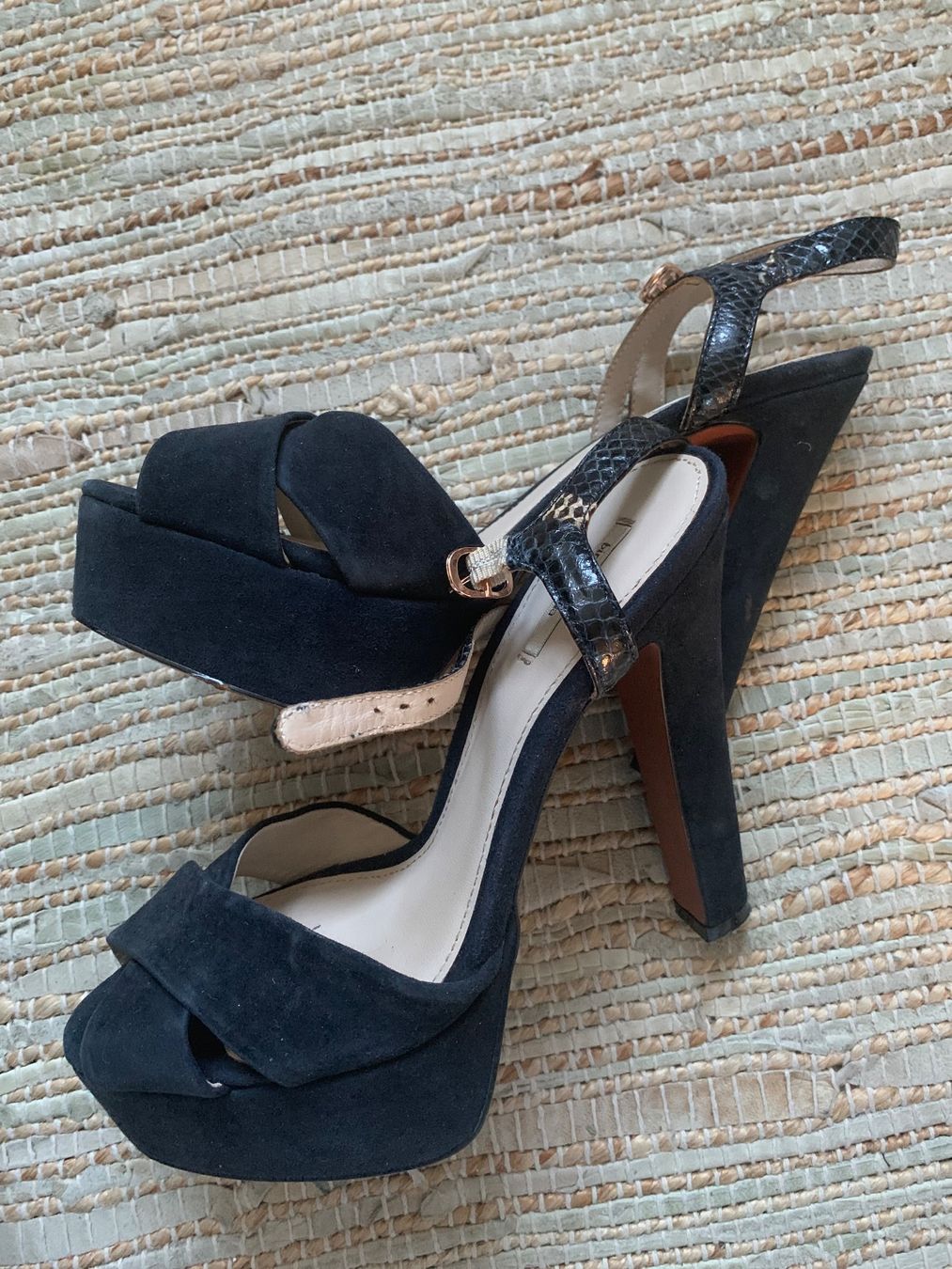 Scarpe da donna: Sandales compensées en daim - pointure 38 – Usato da Nyon venduto da ikel78