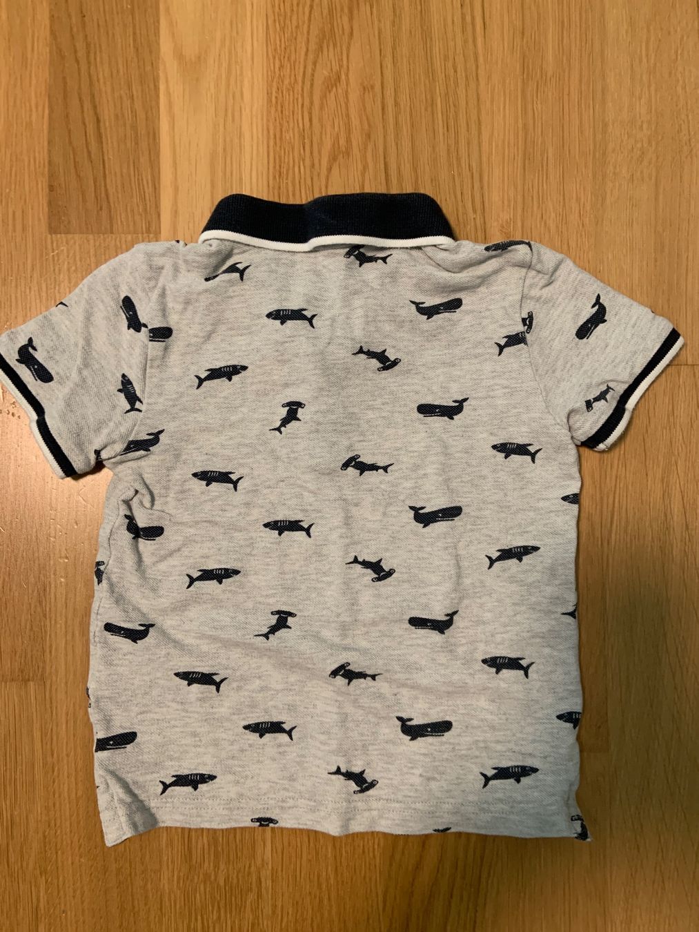 C&A Camicie, T-shirt & Polo: C&A Poloshirt Gr. 110 mit Hai-Muster – Usato da Zürich venduto da bur_6jq9 2