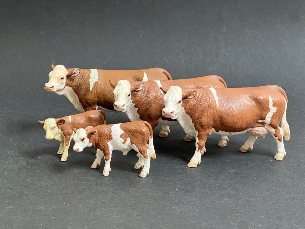 Schleich 13642 Fleckvieh-Kalb – Detailgetreue Figur, Ca. 7,2x3,5x4,8 Cm | Für Die Bauernhof-Sammlung
