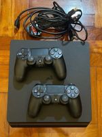 Sony PlayStation 4 Konsole schwarz mit zwei Controllern