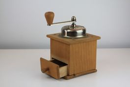 Manuelle Kaffeemühle aus Holz im Vintage-Stil